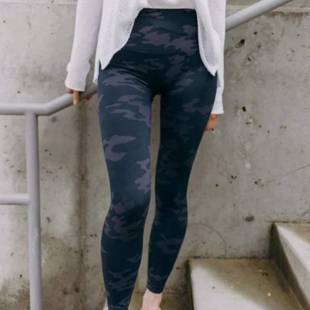 NWT SPANX Look at Me Now Camo Print Seamless Leggings Small - Picture 2 of 7